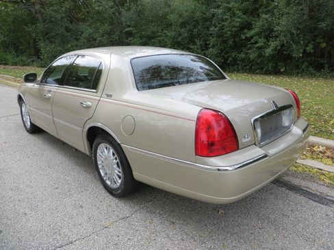 Used 2008 Lincoln Town Car Signature Limited image 3