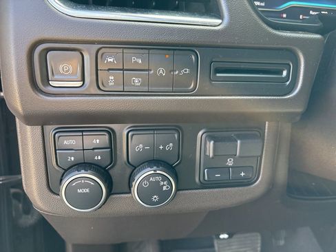 Used 2022 Chevrolet Suburban LT w/ LT Signature Package image 12