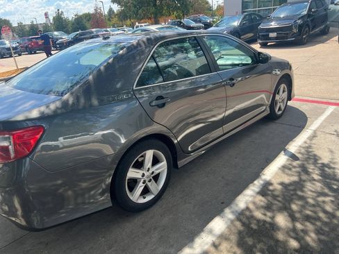 Used 2014 Toyota Camry SE w/ Moonroof Package FWD image 6