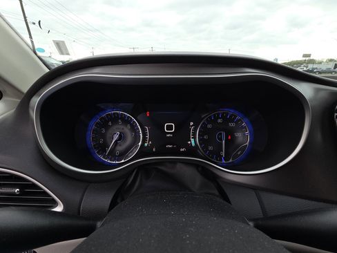 Used 2023 Chrysler Pacifica Touring-L image 9