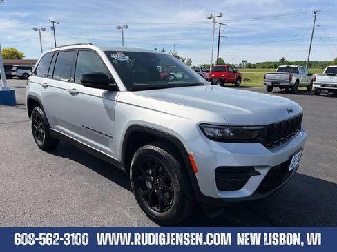 Used 2025 Jeep Grand Cherokee Altitude AWD/4WD image 7
