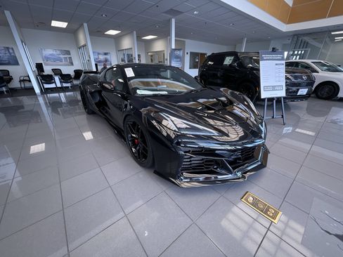 Used 2025 Chevrolet Corvette Z06 RWD image 2