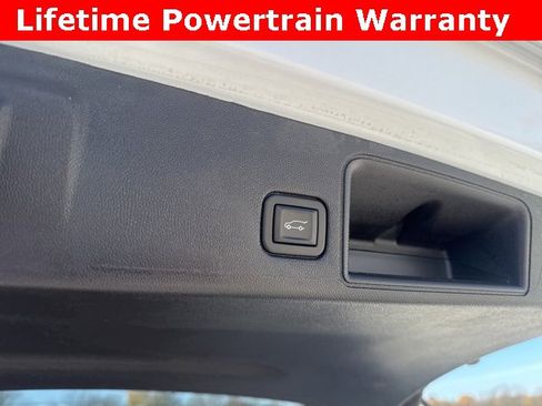 Used 2024 GMC Terrain SLT image 24