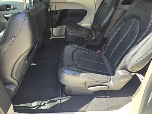 Used 2024 Chrysler Pacifica Touring-L FWD image 17