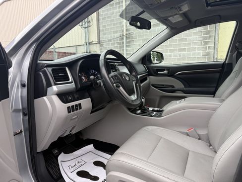 Used 2014 Toyota Highlander Limited AWD/4WD image 12