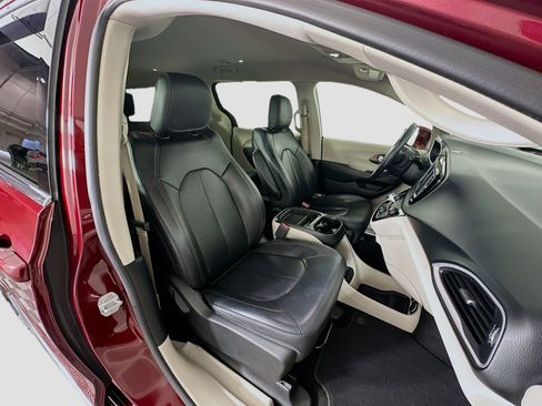 Used 2018 Chrysler Pacifica Touring-L FWD image 31