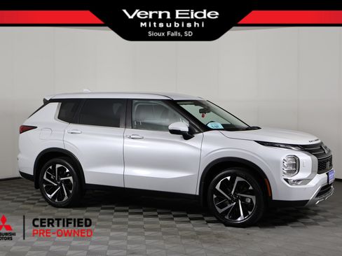 Used 2023 Mitsubishi Outlander SE image 1