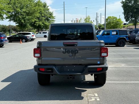 Used 2025 Jeep Gladiator Sport AWD/4WD image 4