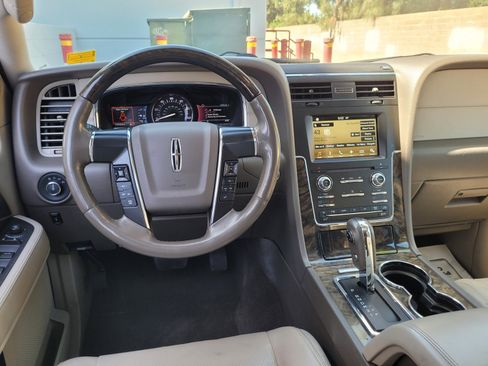 Used 2016 Lincoln Navigator Select RWD image 20