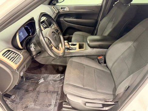 Used 2017 Jeep Grand Cherokee Laredo AWD/4WD image 39