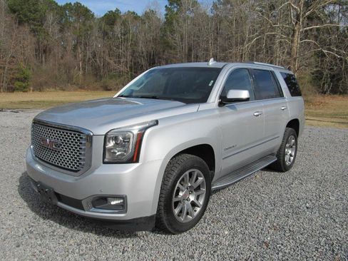 Used 2017 GMC Yukon Denali image 2