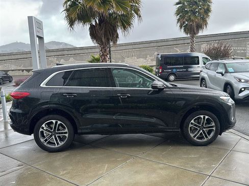 Used 2025 Audi Q5 Premium w/ Convenience Package image 5