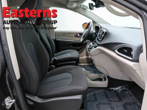 Used 2023 Chrysler Voyager LX image 22