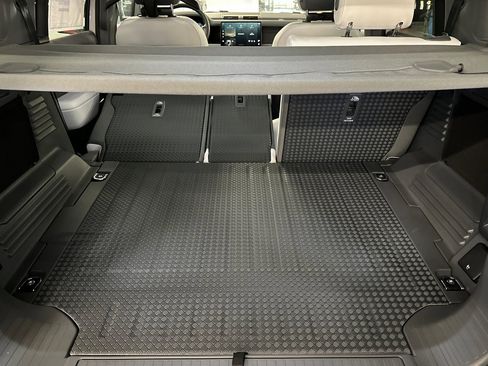 New 2026 Land Rover Defender 110 X-Dynamic SE image 28