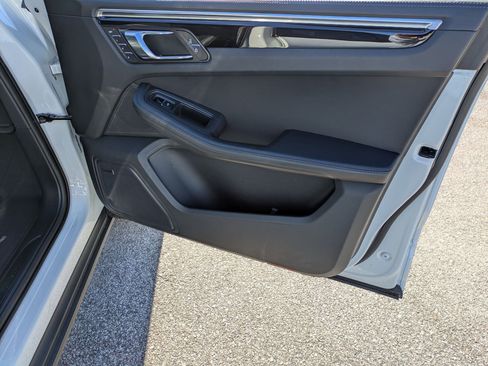 Used 2024 Porsche Macan image 36