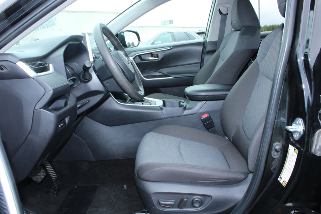 Used 2025 Toyota RAV4 XLE AWD/4WD image 32