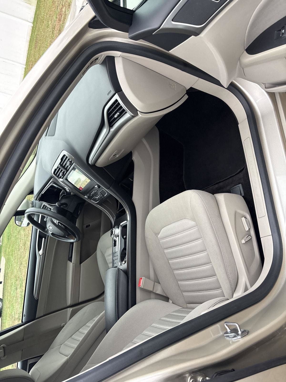 Used 2018 Ford Fusion SE FWD image 13