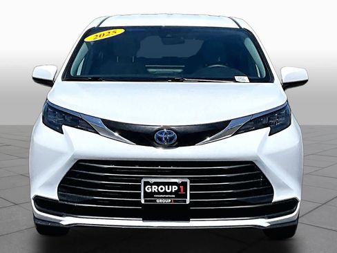 Used 2025 Toyota Sienna LE FWD image 3