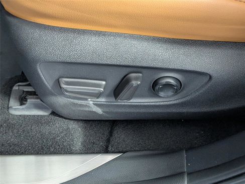 Used 2025 Toyota Highlander Platinum image 12