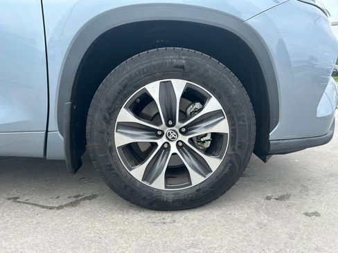 Used 2020 Toyota Highlander XLE AWD/4WD image 33