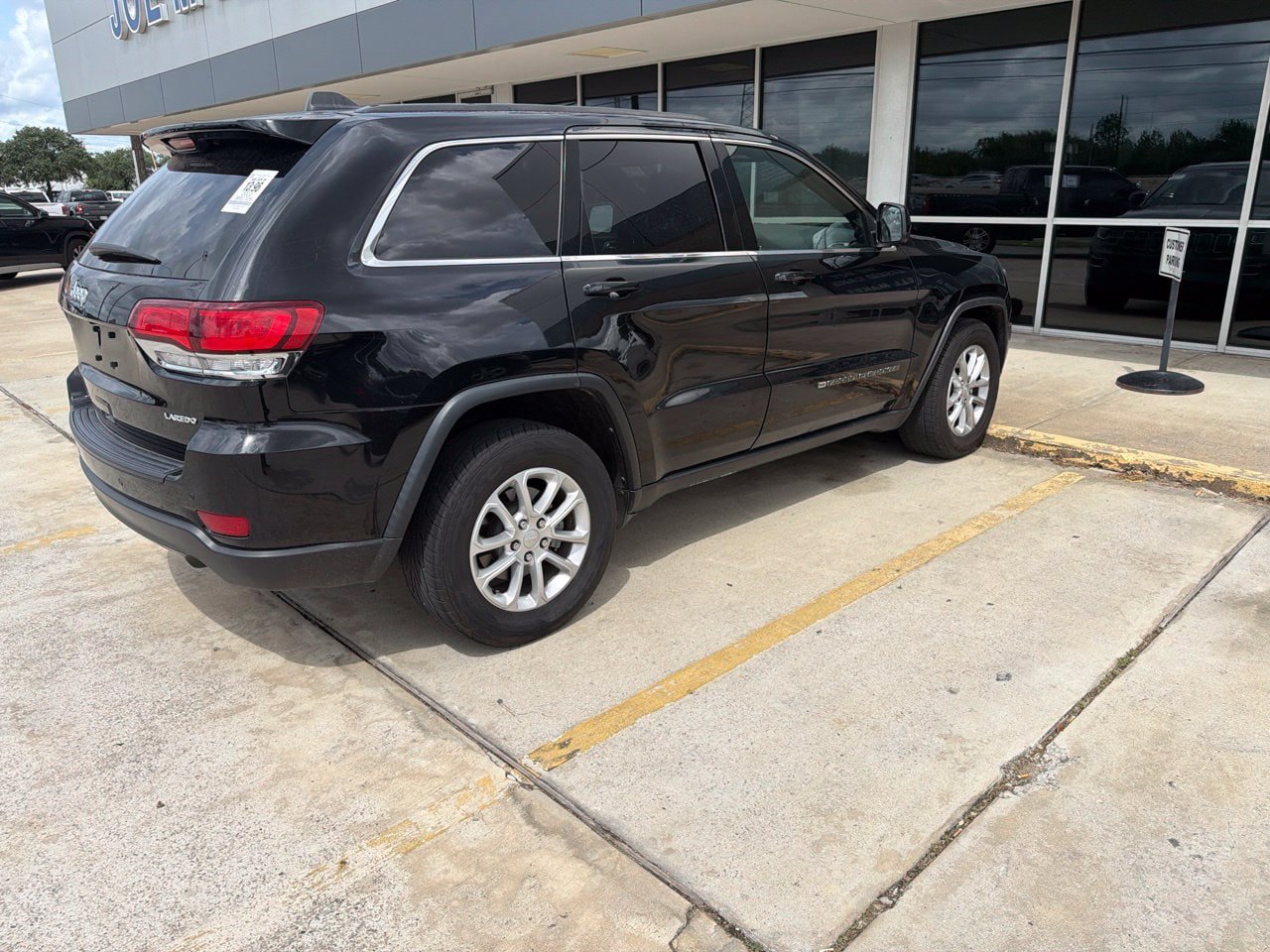 Used 2022 Jeep Grand Cherokee Laredo E RWD image 3