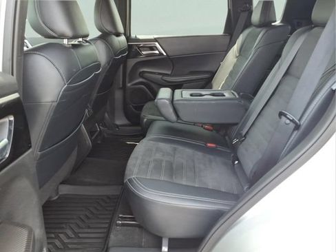 Used 2024 Mitsubishi Outlander AWD image 19