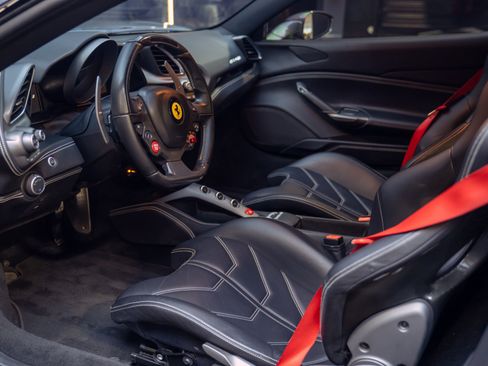 Used 2017 Ferrari 488 GTB RWD image 30