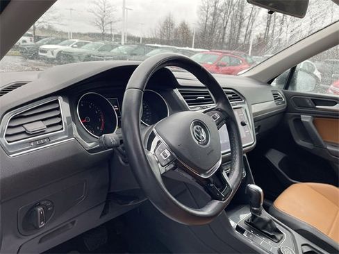 Used 2019 Volkswagen Tiguan SE w/ Panoramic Sunroof Package image 10