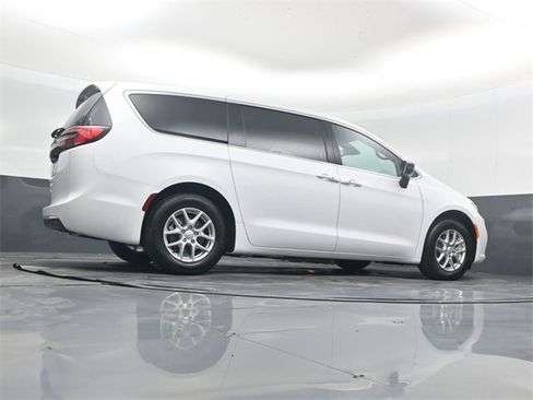 New 2026 Chrysler Pacifica Select image 40