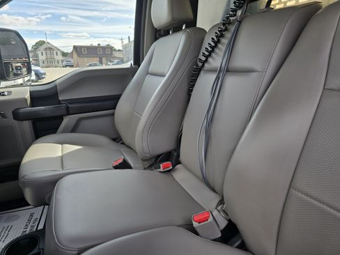 Used 2017 Ford F550 4x4 Regular Cab Super Duty image 9