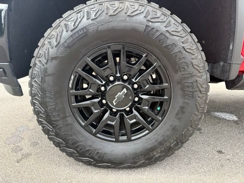 Used 2025 Chevrolet Silverado 2500 ZR2 AWD/4WD image 12