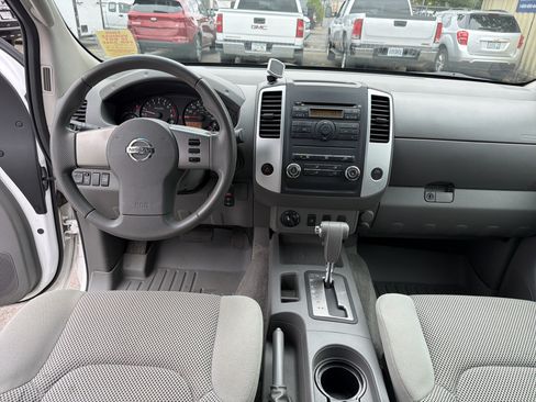 Used 2010 Nissan Frontier SE AWD/4WD image 10
