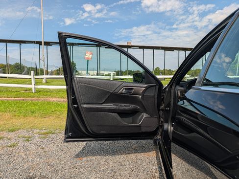 Used 2017 Honda Accord Sport image 10