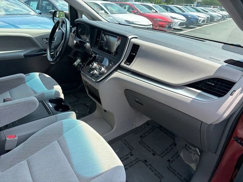 Used 2017 Toyota Sienna LE FWD image 11