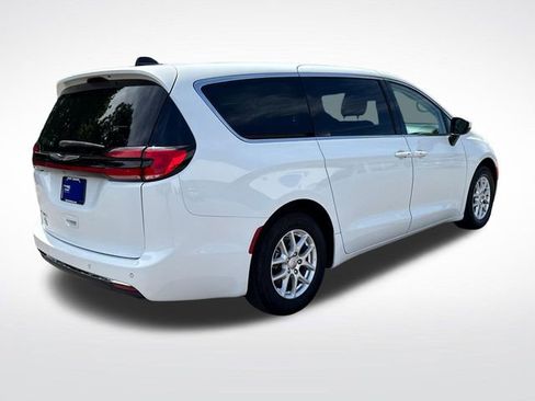 Used 2023 Chrysler Pacifica Touring-L FWD image 6