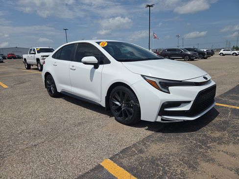 Used 2023 Toyota Corolla SE w/ Carpet Mat Package (TMS) FWD image 4
