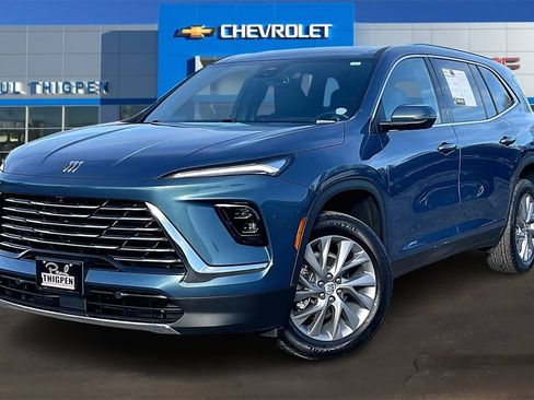 Used 2025 Buick Enclave Preferred image 3