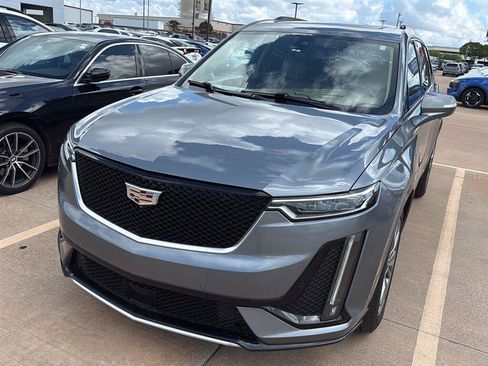 Used 2020 Cadillac XT6 Sport w/ Platinum Package AWD/4WD image 2