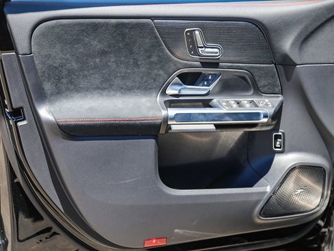 Used 2024 Mercedes-Benz EQB 300 4MATIC image 19