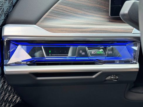 Used 2023 BMW i7 xDrive60 w/ Executive Package 2 image 40