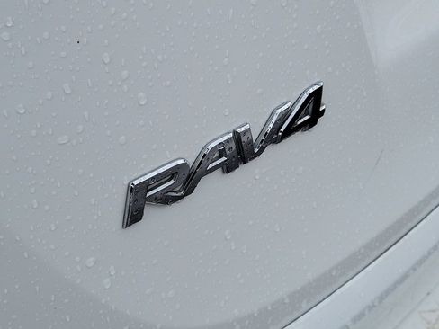 Used 2018 Toyota RAV4 LE FWD image 5
