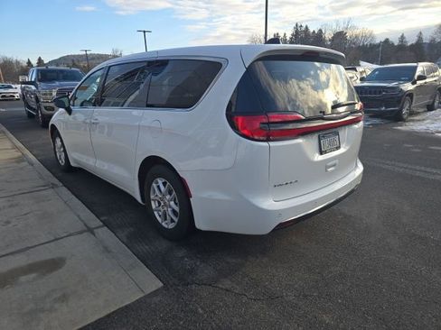 Used 2024 Chrysler Pacifica Touring-L image 4