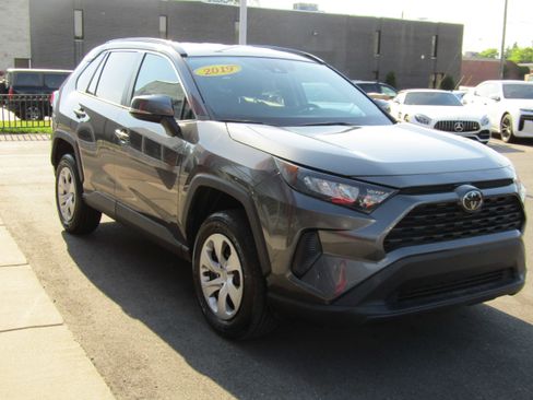 Used 2019 Toyota RAV4 LE AWD/4WD image 4