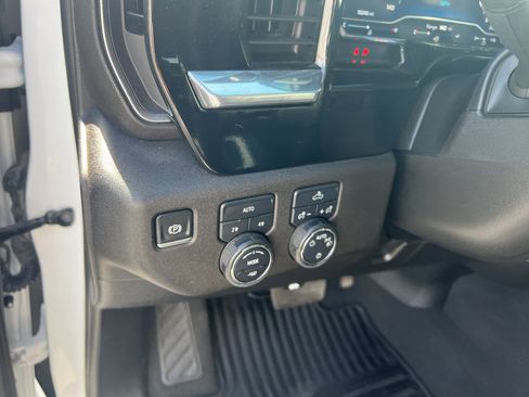 Used 2025 Chevrolet Silverado 1500 LT AWD/4WD image 12