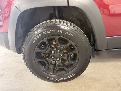 Used 2020 Jeep Cherokee Trailhawk AWD/4WD image 10