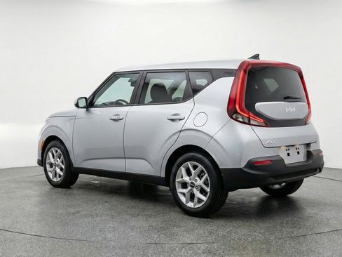 Used 2025 Kia Soul LX w/ LX Technology Package FWD image 6