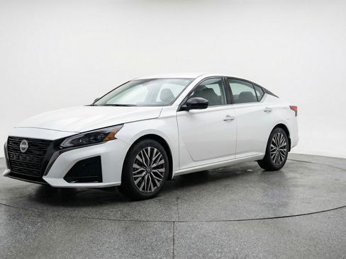 Used 2025 Nissan Altima 2.5 SV FWD image 3
