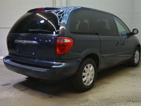 Used 2006 Chrysler Town & Country FWD image 4