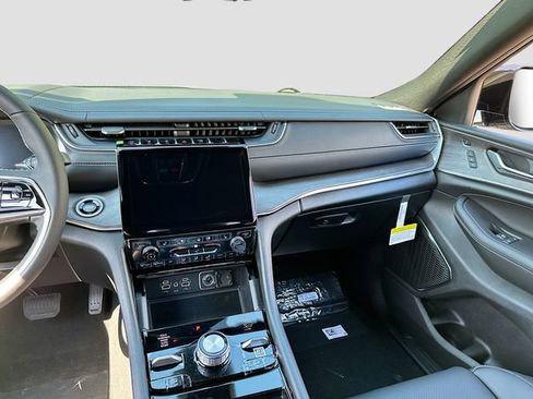 New 2025 Jeep Grand Cherokee Overland w/ Luxury Tech Group IV AWD/4WD image 24