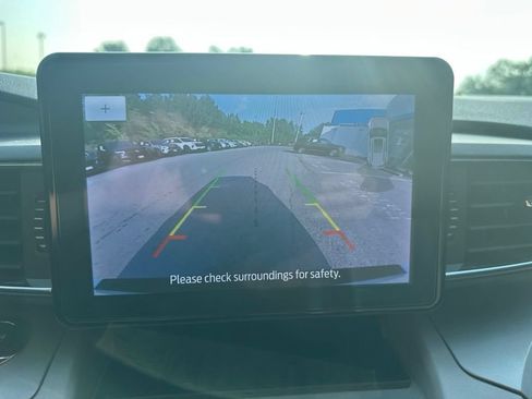 Used 2023 Ford Explorer XLT w/ Equipment Group 202A AWD/4WD image 18